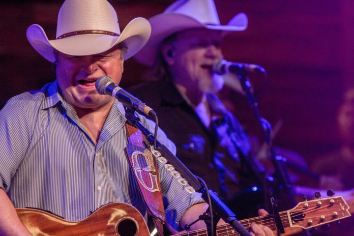 country-star-gets-emergency-surgery-after-health-scare country-star-gets-emergency-surgery-after-health-scare