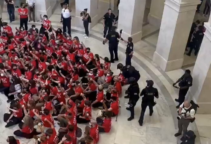 new:-left-wing-rioters-storm-capitol,-violently-bang-on-doors new:-left-wing-rioters-storm-capitol,-violently-bang-on-doors