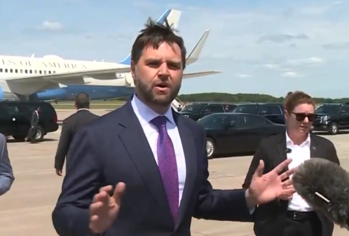 watch:-jd-vance-walks-over-to-kamala’s-plane-on-tarmac,-clashes-with-media watch:-jd-vance-walks-over-to-kamala’s-plane-on-tarmac,-clashes-with-media