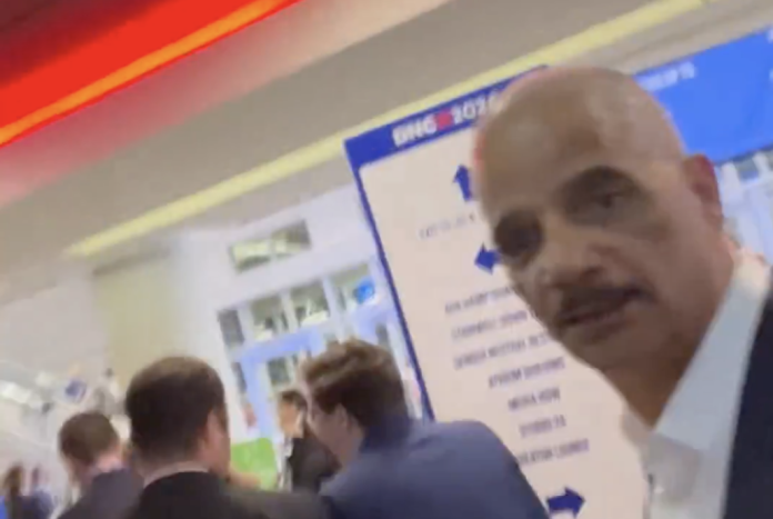 watch:-eric-holder-furiously-melts-down-as-reporter-heckles-him-at-dnc:-‘f***-you!’