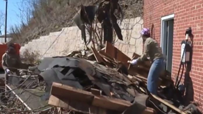 beautiful-hundreds-of-college-students-are-spending-spring-break-helping-rebuild-homes-in-north-carolina-video-the-gateway-pundit-2025-03-22t022041-000z