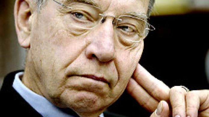 uniparty-strikes-back-gop-senator-chuck-grassley-and-leftist-democrat-introduce-legislation-to-upend-president-trumps-tariff-authority-the-gateway-pundit-2025-04-03t161500-000z