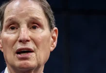 Bessent Stuns Wyden Into Silence Over Son’s Epstein Ties