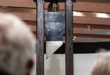 Oregon Protestors Bring Guillotine to City Hall, Terrify AI Company