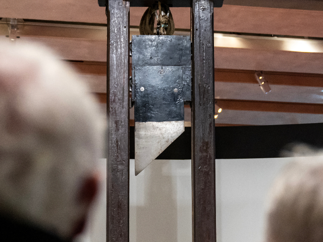 oregon-protestors-bring-guillotine-to-ci