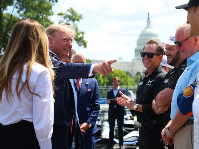 trump-waves-green-flag-at-historic-indyc