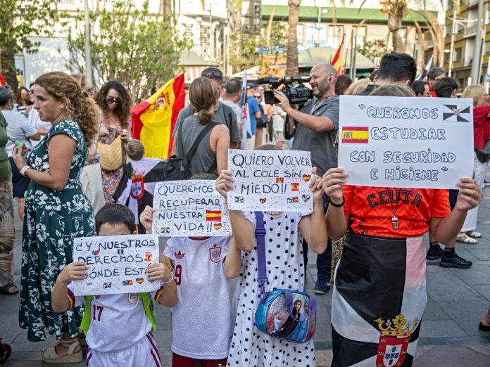 watch-ceuta-residents-block-port-with-hu